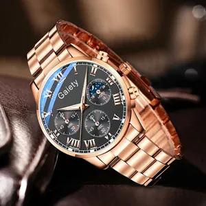 Nahaufnahme einer luxuriösen Herren Quarzuhr in Roségold mit schwarzem Zifferblatt