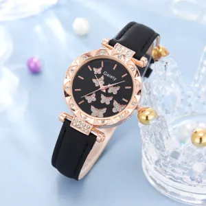 Detailansicht einer eleganten Damenuhr mit glitzerndem Schmetterlings-Zifferblatt