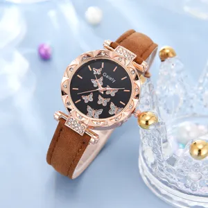 Detailansicht einer eleganten Damenuhr mit Schmetterlingszifferblatt und Lederarmband
