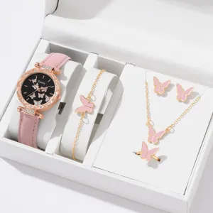 Detaillierte Makroansicht eines rosa Schmetterlings Uhren- und Schmucksets in einer Box