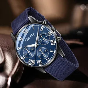 Makro-Detailaufnahme des blauen Zifferblatts mit römischen Ziffern an einer Herren-Business-Uhr