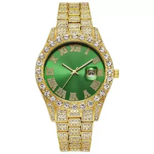Detailansicht einer luxuriösen, vergoldeten Uhr mit grünem Zifferblatt und römischen Ziffern.
