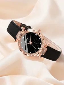 Nahaufnahme einer Luxus-Quarzuhr für Damen mit Strass-Zifferblatt und schwarzem Lederarmband.
