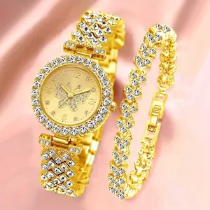 Detailaufnahme einer eleganten goldenen Schmetterlingsuhr mit passendem Strassarmband-Set