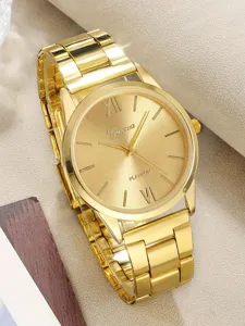 Detaillierte Nahaufnahme einer eleganten goldfarbenen Damen-Quarzuhr mit römischen Ziffern