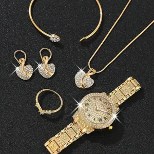 Detailansicht eines goldenen Damenuhren-Sets mit passenden Herz-Schmuckaccessoires