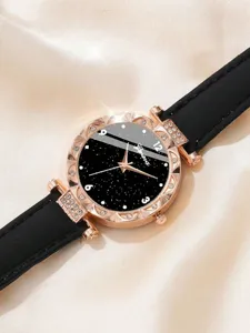 Nahaufnahme des eleganten schwarzen Zifferblatts und der Strass-Lünette einer Damenuhr