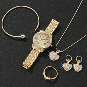 Luxuriöses goldfarbenes Schmuckset für Damen mit strassbesetzter Uhr und Herzanhänger.