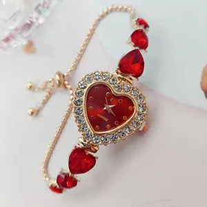 Exquisite herzförmige Damen Quarzarmbanduhr mit roten Kristallperlen und Strass.