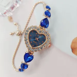 Herzförmige Quarzuhr für Damen mit blauem Kristallarmband und Strasssteinen Detailansicht