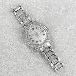 Detailansicht der luxuriösen Damenquarzuhr mit Diamanten und römischen Ziffern