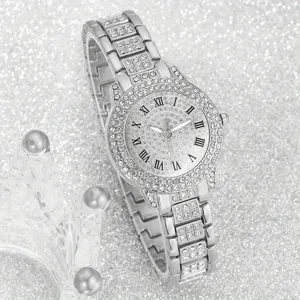 Elegante Nahaufnahme einer Damen-Quarzuhr mit vollem Strass-Pavé auf Zifferblatt und Band