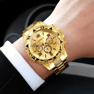 Detailansicht der goldfarbenen Geneva Herren-Quarzuhr mit Edelstahlarmband am Handgelenk