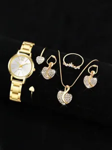 Detailansicht des luxuriösen goldenen Damen-Quarzuhr-Sets mit herzförmigem Strassschmuck