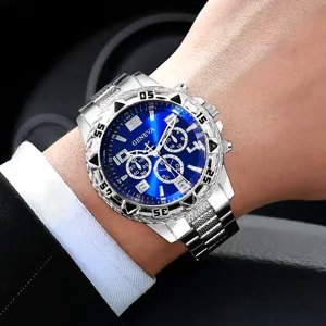 Detaillierte Nahaufnahme einer Herren Quarzuhr mit blauem Zifferblatt und silbernem Stahlband.