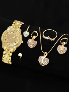 Detailansicht eines luxuriösen 6-teiligen Damenuhren- und Herzschmucksets in Goldoptik