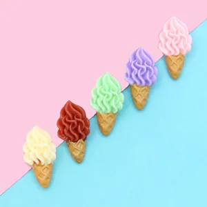 Vista dettagliata di ciondoli a forma di cono gelato in resina per gioielli DIY