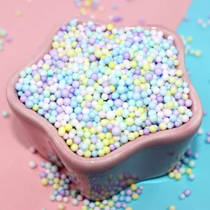 Makroaufnahme bunter Pastell-Schaumstoffkugeln in einer rosa Sternschale für DIY Slime