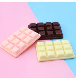 Vista ravvicinata di tavolette di cioccolato decorative in resina rosa marrone e crema per il fai-da-te