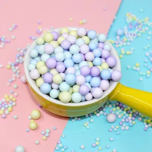Detailansicht von pastellfarbenen Schaumstoffkugeln für DIY-Schleim und Bastelarbeiten