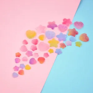 Detaillierte Makroansicht von bunten Herz- und Stern-Gummibärchen DIY-Anhängern aus Harz