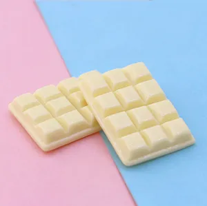 Primo piano dettagliato di miniature di blocchi di cioccolato in resina crema per decorazioni