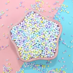Makro-Detail von bunten Makronen-Schaumperlen für Slime und DIY-Bastelarbeiten in Schüssel.
