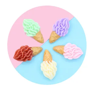 Simpatici ciondoli a forma di mini cono gelato in resina colorata per gioielli fai-da-te.