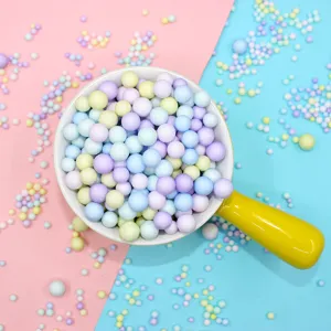Detailansicht von pastellfarbenen Schaumstoffperlen für DIY-Schleim und Bastelarbeiten