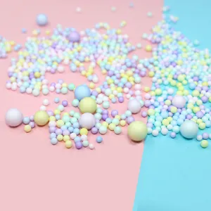 Detailansicht bunter Pastell-Schaumstoffperlen als Füllmaterial für Slime und DIY-Bastelarbeiten.