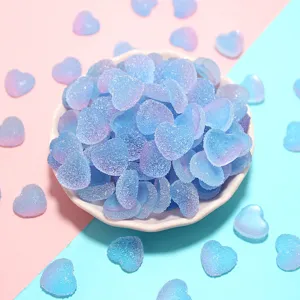 Makroansicht herzförmiger blau-violetter Harz-Gummibärchen für DIY-Schmuckherstellung