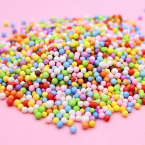 Nahaufnahme bunter Schaumstoffbälle für Slime-Füllung und kreative Basteldekorationen