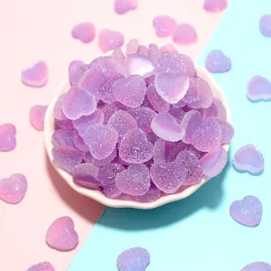 Nahaufnahme lila herzförmiger Harzbonbons mit Zuckertextur für DIY-Schmuckzubehör