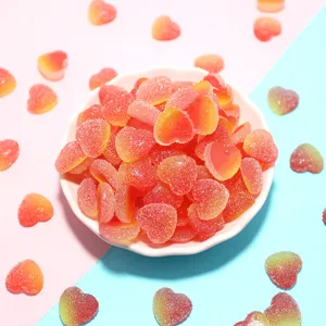 Makroansicht von herzförmigen Kunstharz-Gummibärchen-Anhängern mit Zuckertextur für DIY