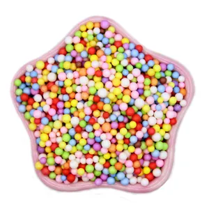Bunte Schaumstoffbälle für Slime und DIY-Basteldekorationen in einer Sternschale
