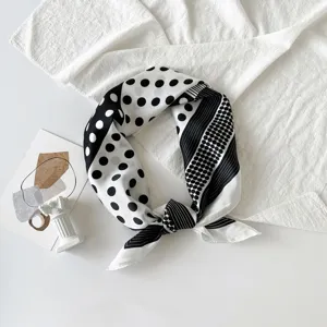 Detaillierte Ansicht eines eleganten schwarz-weißen Seidensatin Quadrat-Halstuchs.