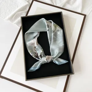 Eleganter Seidensatin Blumig Quadratisch Schal, Zart Blau Glatt Textur Mode Damen Accessoire.