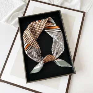 Elegantes Seidentuch im geometrischen Print, hochwertiges Damen Modeaccessoire für Stil.