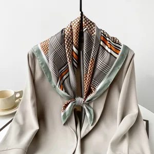 Detailaufnahme des eleganten Seidenschals mit klassischem Hahnentritt-Muster und farbigem Rand.