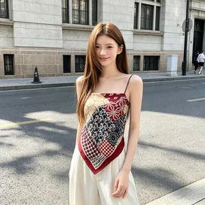 Gros plan sur le haut camisole bandana patchwork tendance, style urbain en plein air.