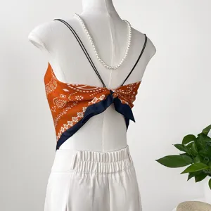 Détail de caraco bandana cachemire, style haut court dos nu orange et bleu marine pour femmes.