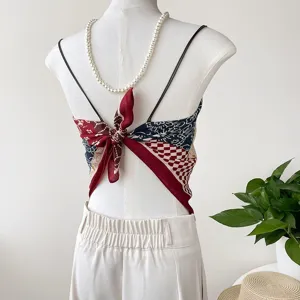 Mode été élégant haut court foulard cache-mire patchwork bandeau dos nu pour la plage.