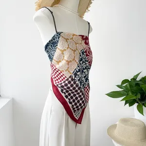 Vue détaillée du haut caraco en foulard patchwork fleuri élégant sur un mannequin propre.