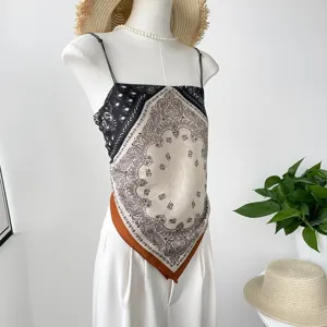 Vue détaillée du top caraco tendance à imprimé cachemire, idéal pour les vacances d'été à la plage.