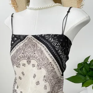 Gros plan sur le caraco imprimé cachemire noir et blanc, détail de style vacances.