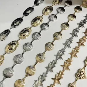 Detailaufnahme modischer Damen Metall Taillenketten, verschiedene Stile wie Sterne und Kreise.