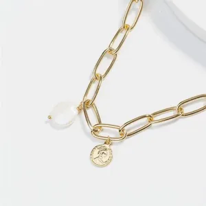 Collier de chaîne en or épais avec perle baroque et pendentif pièce vintage pour femme.