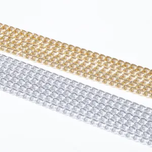 Detaillierte Nahaufnahme mehrschichtiger Metallketten als Taillengürtel in Gold und Silber.