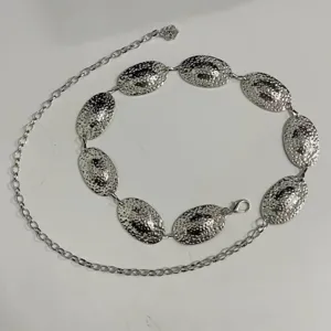 Silberne Metall-Taillenkette mit strukturierten ovalen Platten, stilvolles Damen-Accessoire.