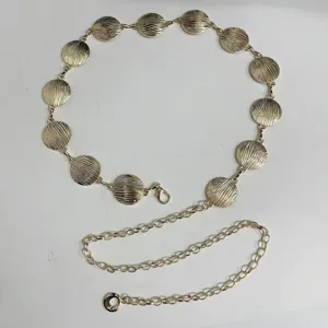 Goldene Metall-Taille Kette mit strukturierten runden Scheiben für elegante Kleider.